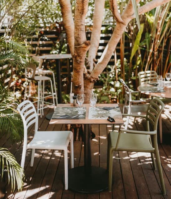 A Table (Le Saint Pierre)